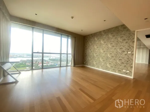 公寓 出售在Yan Nawa, Bangkok - 主卧带特色墙与整面落地窗，俯瞰河景，The Pano。