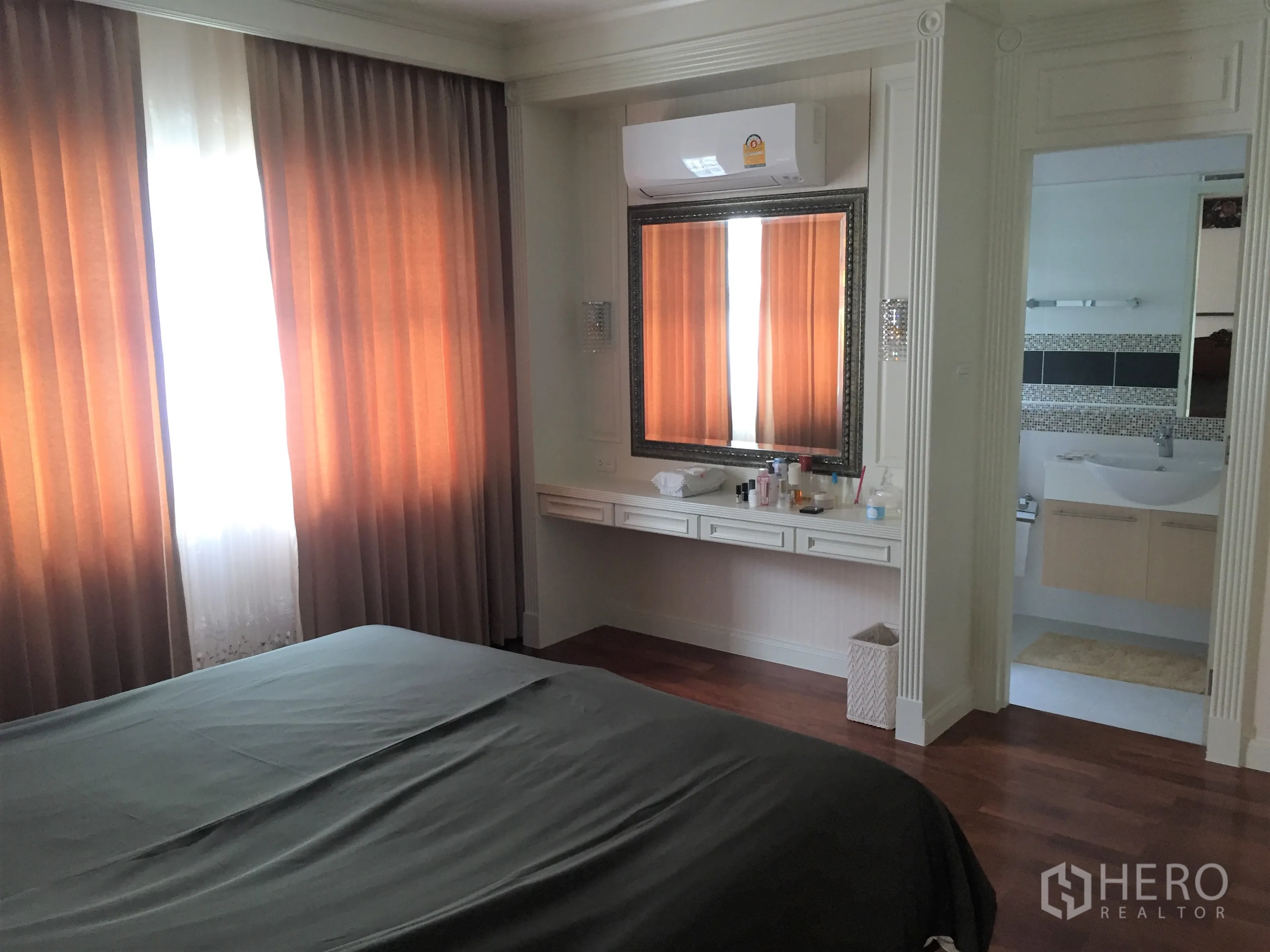 Detached House for rent in Saphan Sung, Bangkok - Master bedroom with wood flooring, built‑in vanity and ensuite bathroom access.