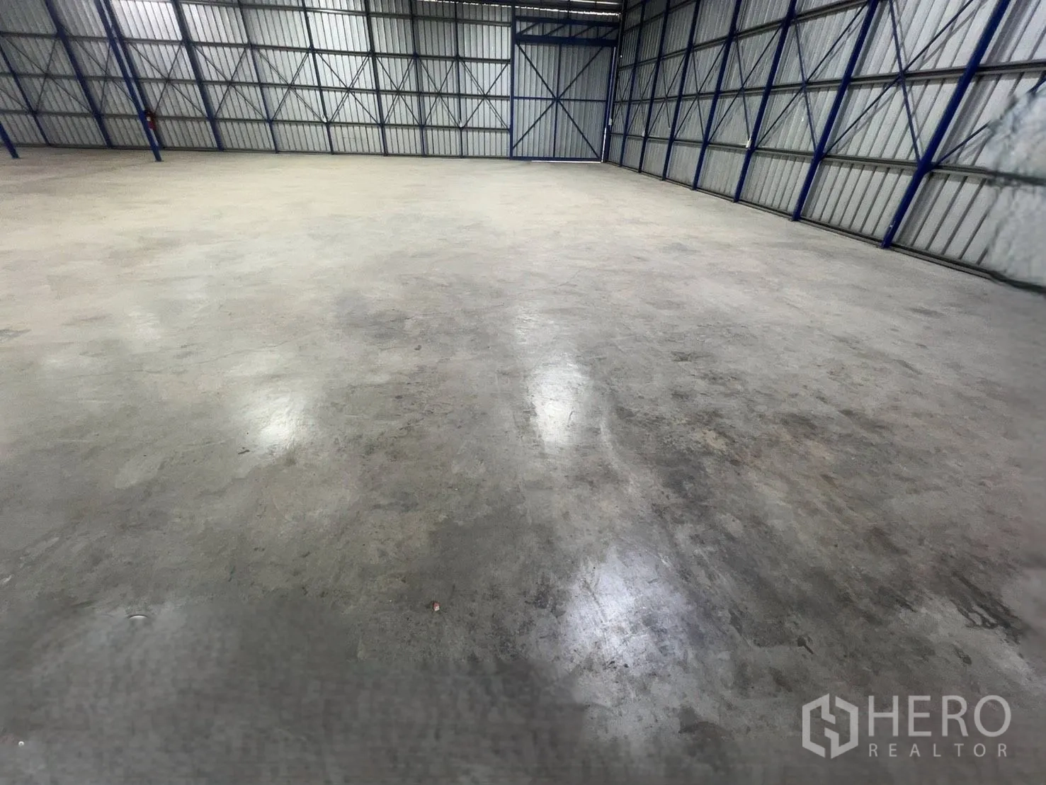 โกดัง for rent in Khlong Luang, Pathum Thani - มุมมองใกล้ของพื้นคอนกรีตและโครงผนังโลหะในโกดัง