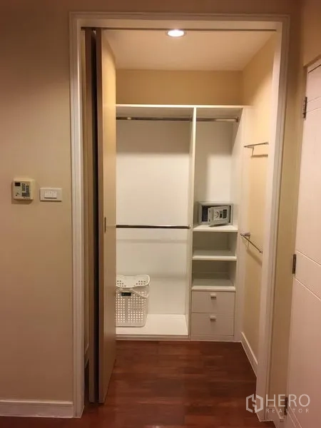 Condominium for rent in Khlong Toei, Bangkok - Built-in walk-in closet with shelving, hanging space and an in-unit safe.