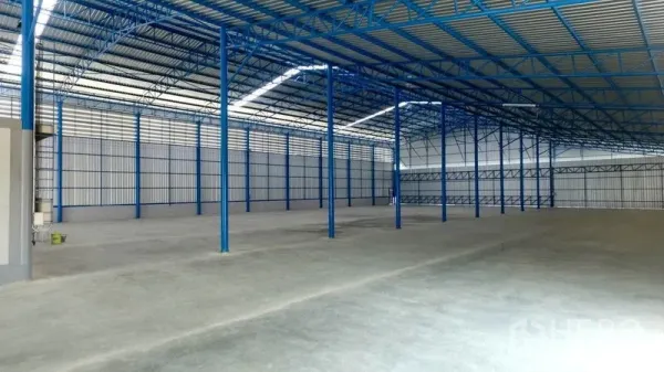 โรงงาน ให้เช่าในMueang Samut Sakhon, Samut Sakhon - ภายในโกดัง เพดานสูง เสาเหล็กสีน้ำเงิน พื้นคอนกรีต