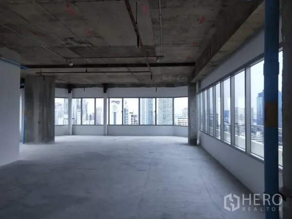 办公空间 出租在Watthana, Bangkok - 转角毛坯办公室，环幕窗与天际线景观，裸露天花。