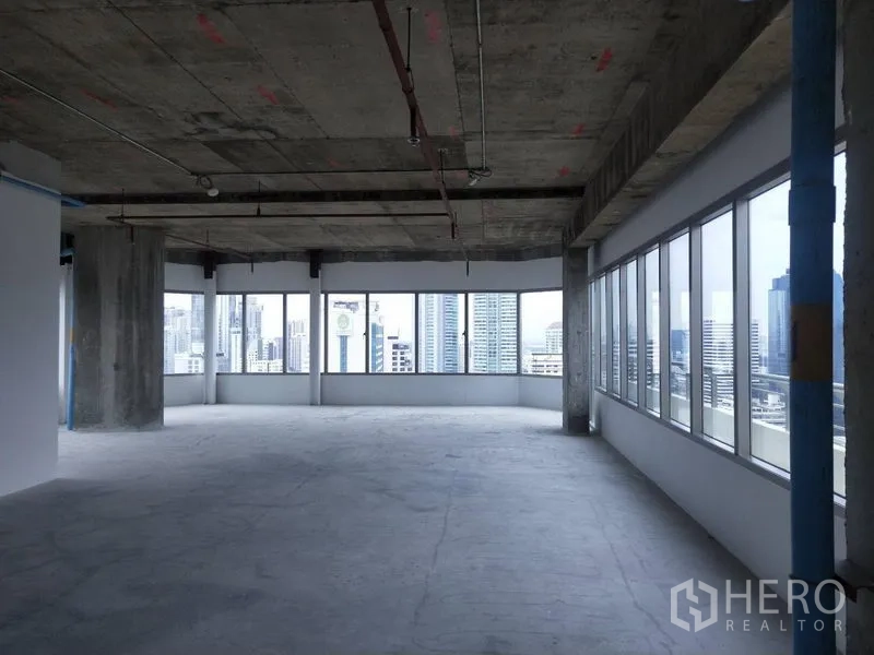 办公空间 出租在Watthana, Bangkok - 转角毛坯办公室，环幕窗与天际线景观，裸露天花。