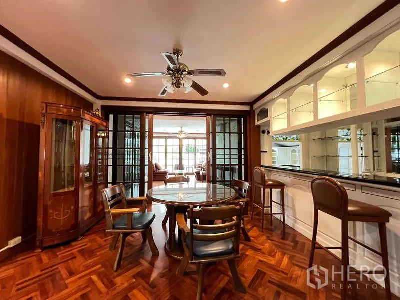 บ้าน ให้เช่าในChatuchak, Bangkok - พื้นที่ทานอาหาร โต๊ะกลม พัดลมเพดาน และเคาน์เตอร์บาร์