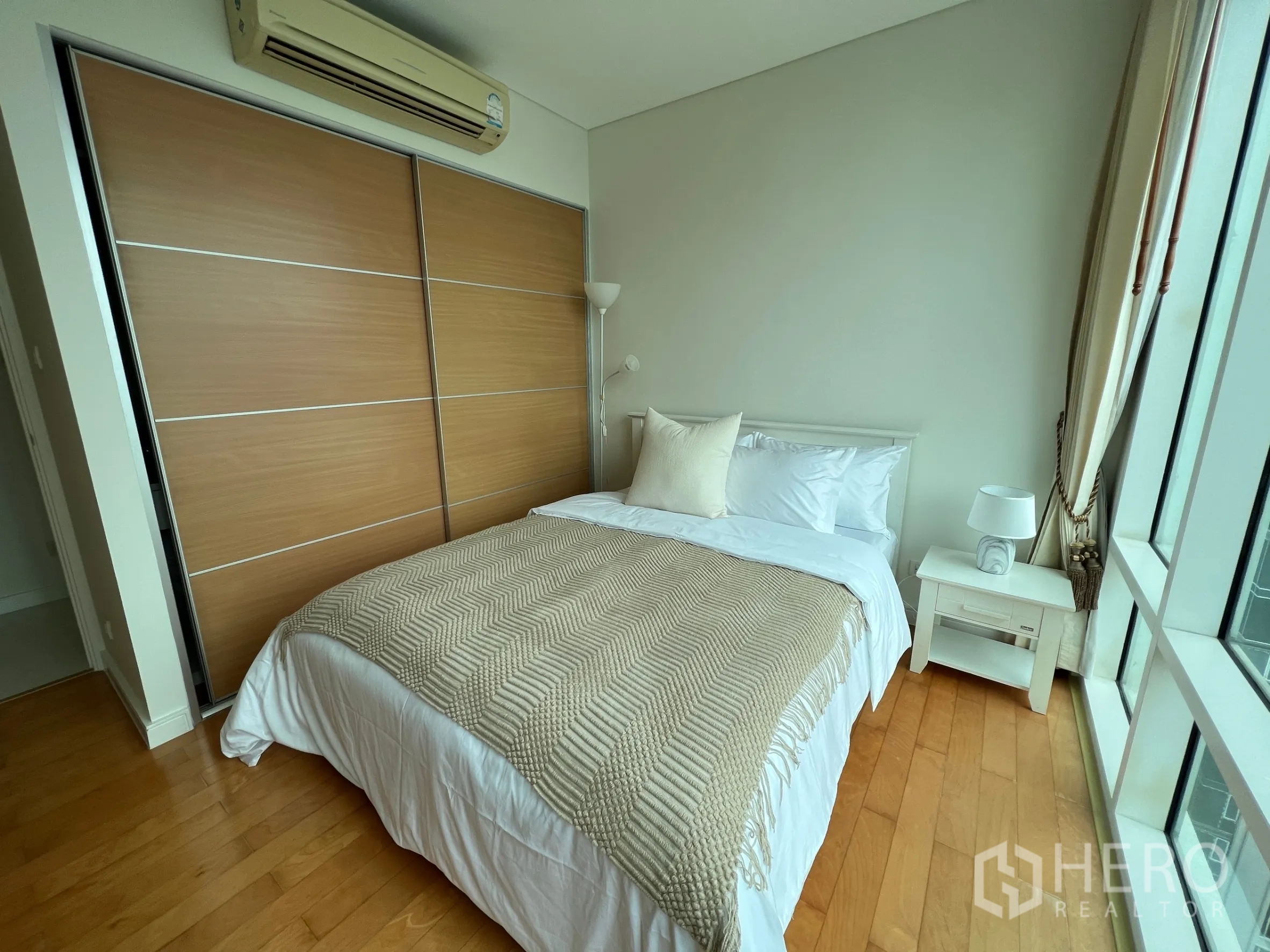คอนโด ให้เช่าในWatthana, Bangkok - ห้องนอนที่สองพร้อมตู้เสื้อผ้าบิวท์อิน โต๊ะข้างเตียง และหน้าต่างบานใหญ่