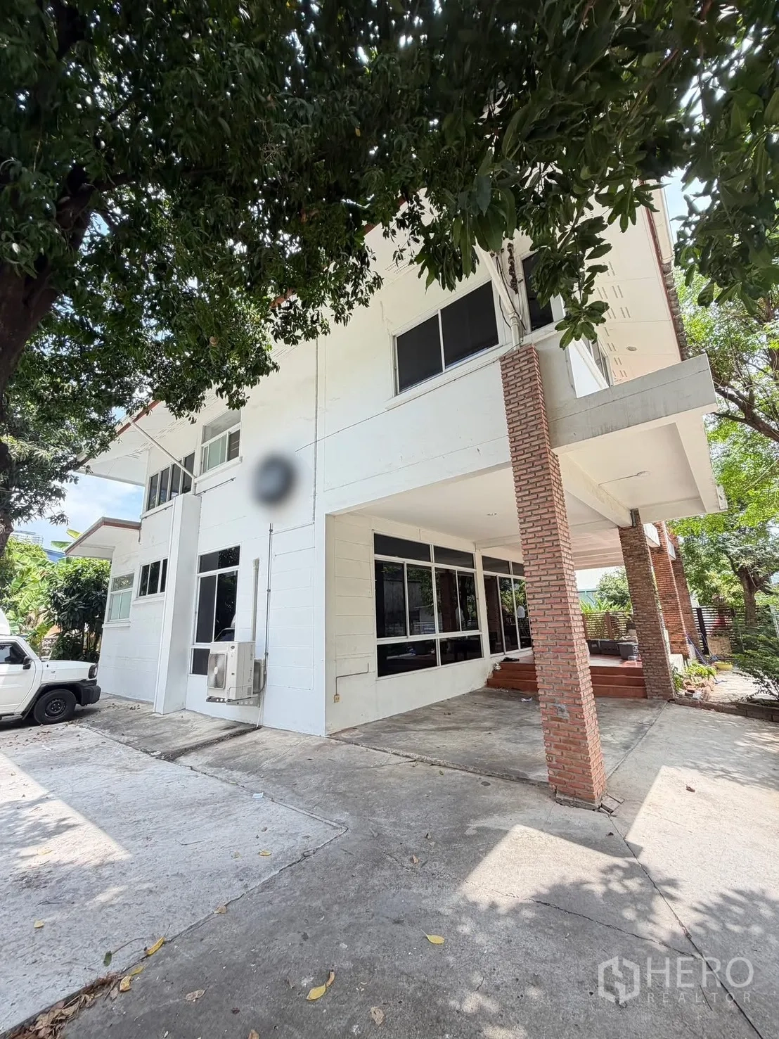 独栋房屋 for rent in Watthana, Bangkok - 房屋侧立面，带有覆盖式车棚与前露台。