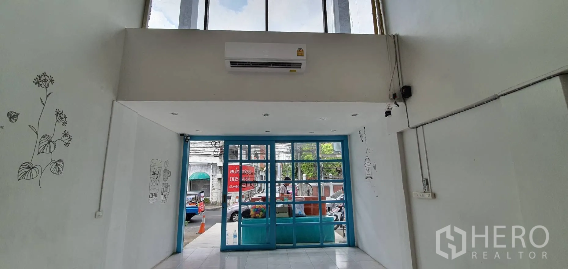 带办公室的家 出租在Khlong Toei, Bangkok - 挑高入口，蓝色玻璃门，白色墙面与简约线条壁画。