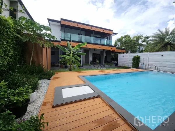บ้าน ให้เช่าในBang Phli, Samut Prakan - สระว่ายน้ำส่วนตัวระบบเกลือ พร้อมดาดไม้และสวนสวยหลังบ้าน