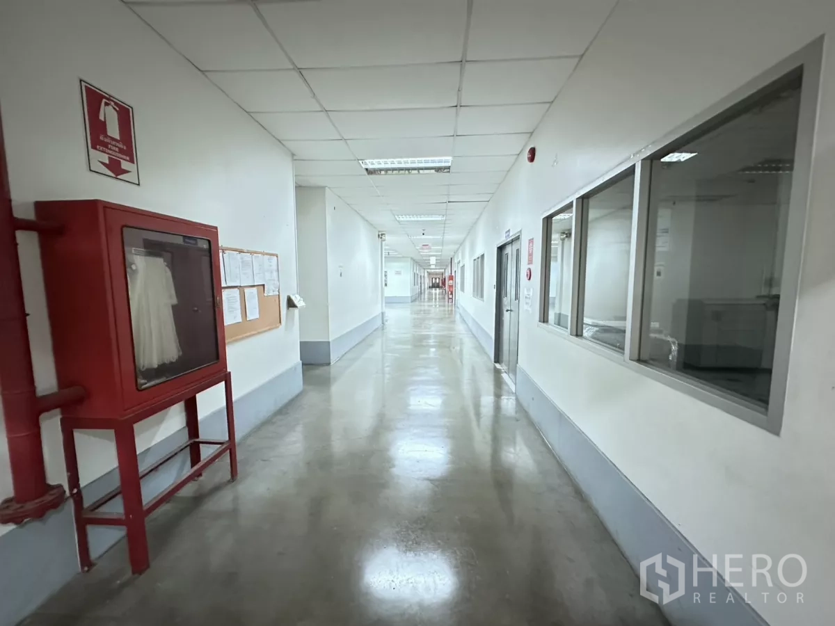 工厂 出售在Lat Krabang, Bangkok - 长走廊，设消防水带箱和观察窗。
