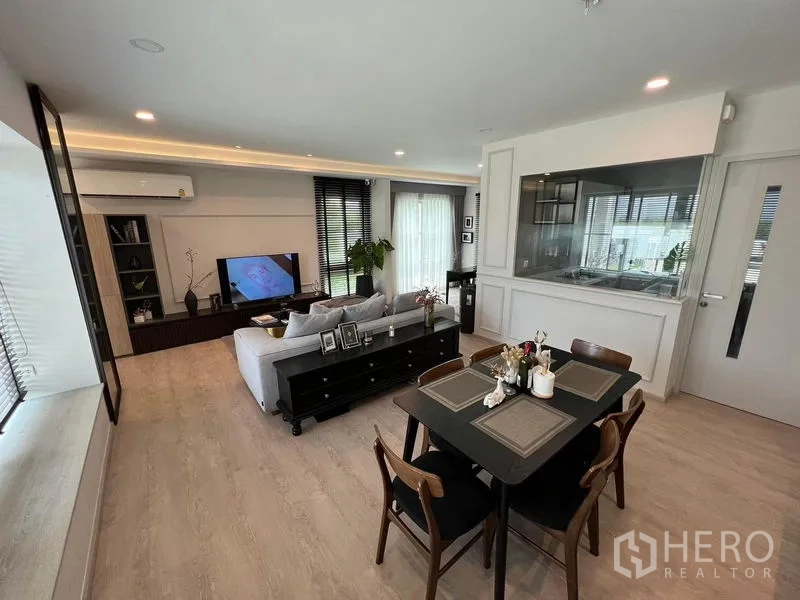 บ้าน ให้เช่าหรือขายในPrawet, Bangkok - ห้องนั่งเล่นและทานอาหารเชื่อมครัวกั้นกระจก ใกล้ประตูบานเลื่อน.
