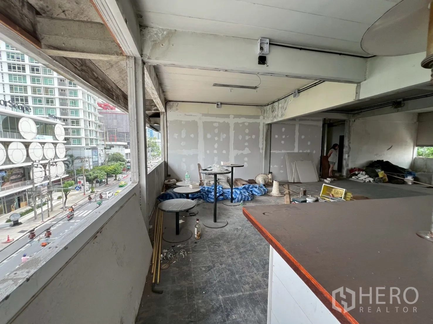 พื้นที่ขายปลีก ให้เช่าในWatthana, Bangkok - บริเวณติดหน้าต่างกว้าง มองเห็นถนนสุขุมวิทและวิวเมืองข้างเคาน์เตอร์