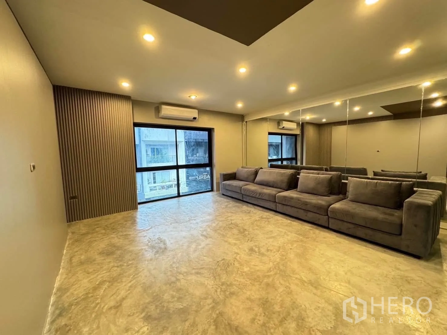 โฮมออฟฟิศ for rent in Watthana, Bangkok - โซนเลานจ์พร้อมโซฟาตัวยาว ผนังกระจกเงา ไฟฝังฝ้า และหน้าต่างบานใหญ่
