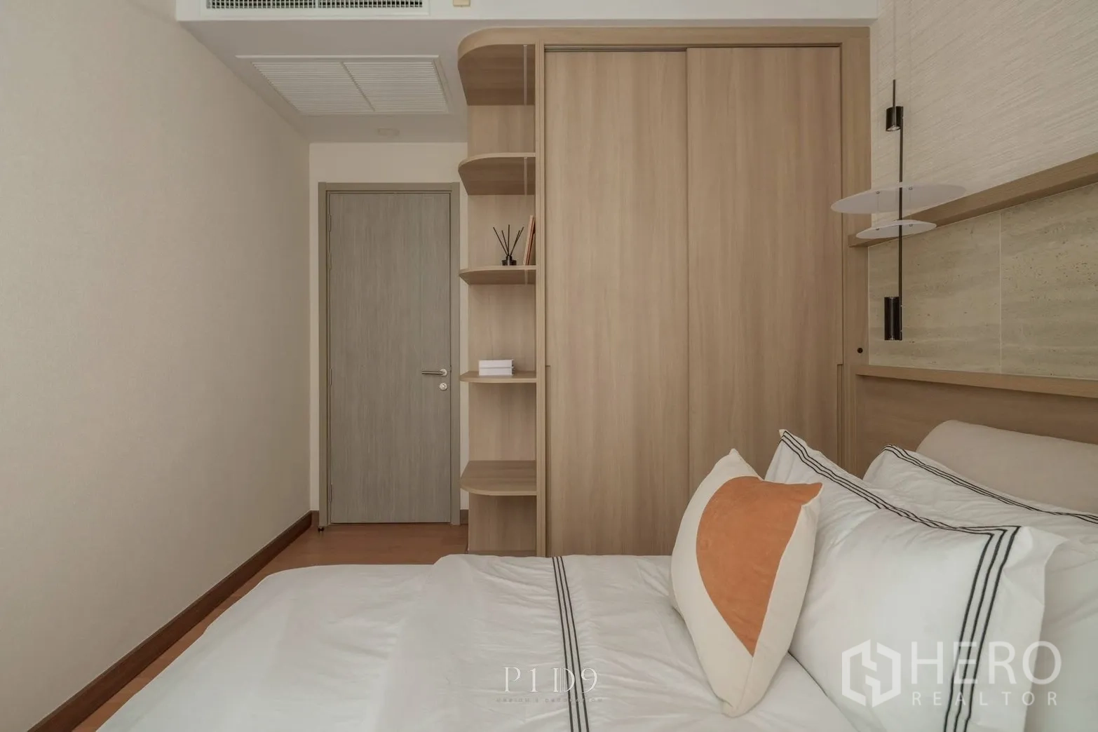 公寓 for rent in Watthana, Bangkok - 卧室角度展示内置衣柜与房门。