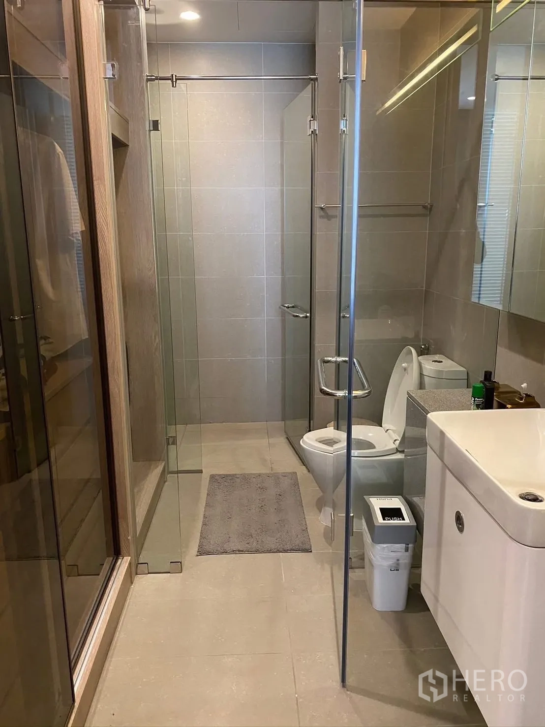 公寓 for rent in Pathum Wan, Bangkok - 现代卫浴，玻璃淋浴间、坐便与台盆，灰色瓷砖风格。