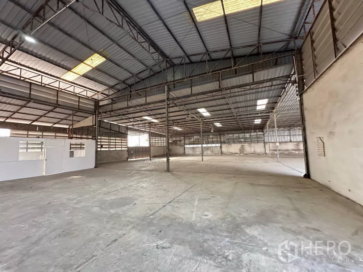 Factory for rent in Samut Prakan - Open-plan factory floor with steel columns and ample maneuvering space.