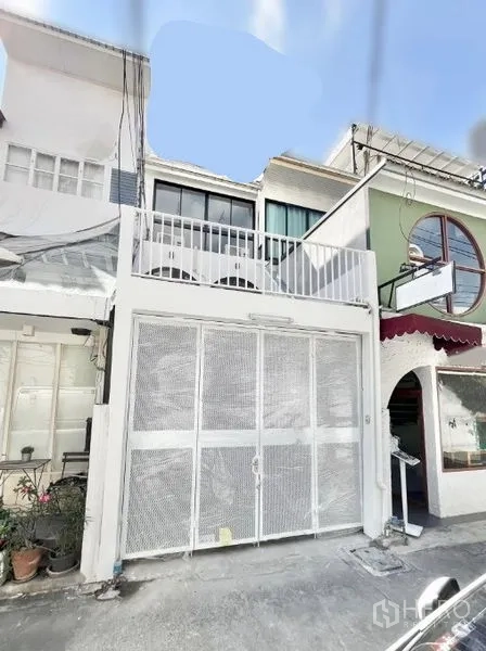 带办公室的家 出租在Khlong Toei, Bangkok - 正立面，白色网格滑门与二层阳台的翻新住办
