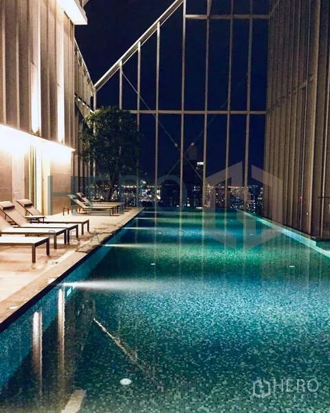 公寓 出租 - 夜间屋顶泳池，尽享城市天际线景色。