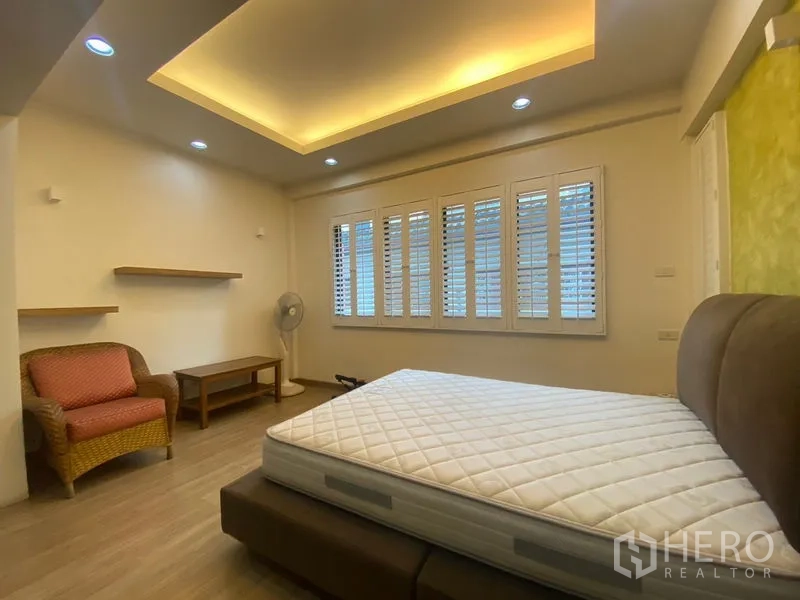 独立式住宅 出售在Khlong Toei, Bangkok - 宽敞卧室，灯槽顶、百叶窗与软包大床。