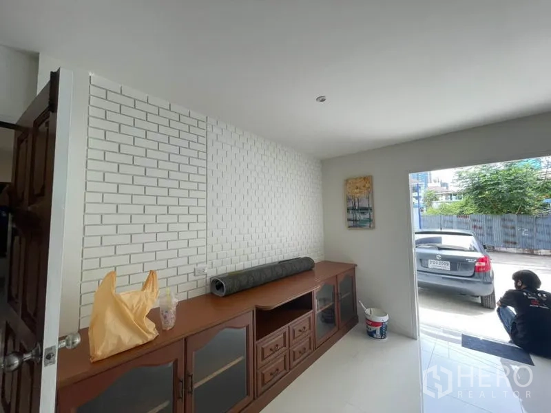 Detached House for rent in Khlong Toei, Bangkok - Entrance foyer with white brick feature wall, built-in console and view to the driveway parking.