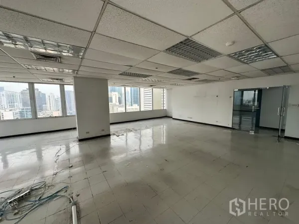 办公空间 出租在Chatuchak, Bangkok - 开放式办公室，吊顶与玻璃门会议室，宽窗可见城市天际线