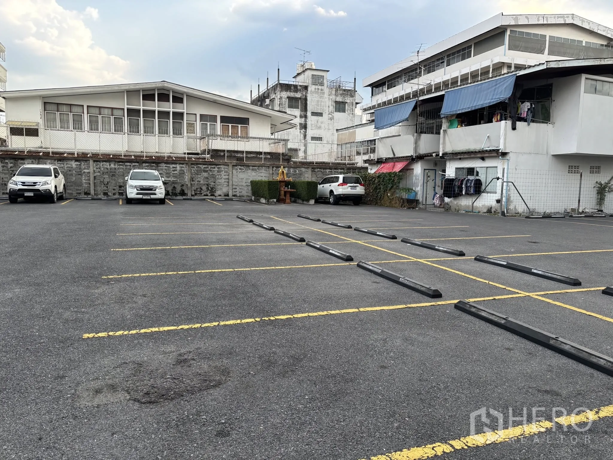 ที่ดิน for rent in Sathon, Bangkok - พื้นที่จอดรถกลางแจ้ง มีตัวกันล้อ เส้นตีช่อง และกำแพงล้อม