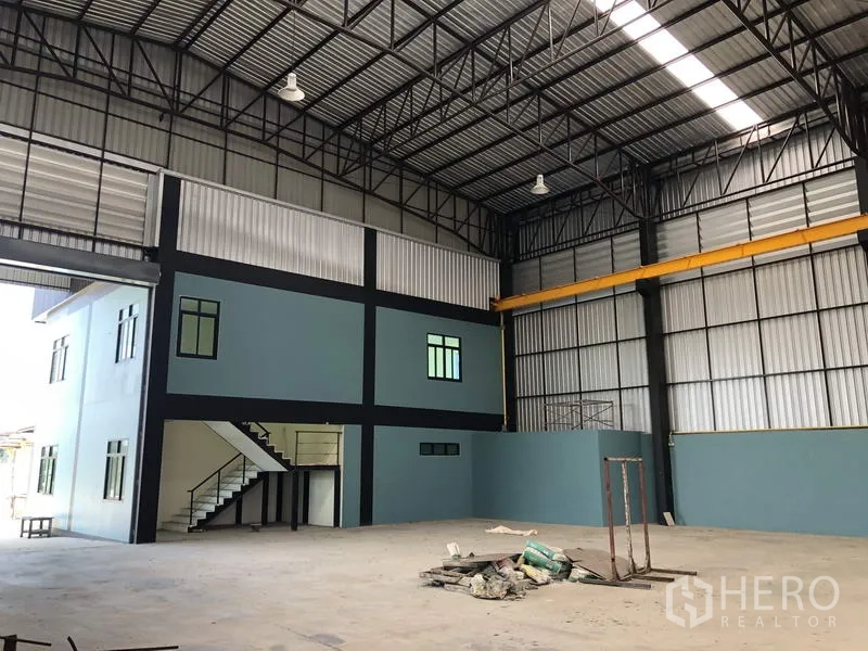 โรงงาน ให้เช่าในLam Luk Ka, Pathum Thani - ภายในโรงงานโปร่งสูง โครงเหล็กคานเครน พร้อมอาคารสำนักงานสองชั้น