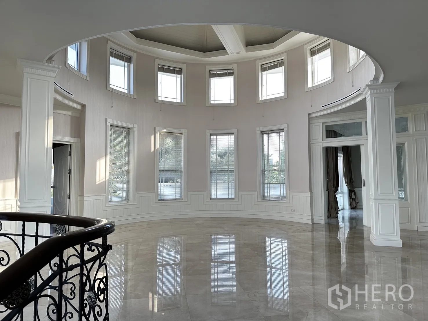 Detached House for rent in Chatuchak, Bangkok - Upper lounge with circular window bay and polished marble flooring.