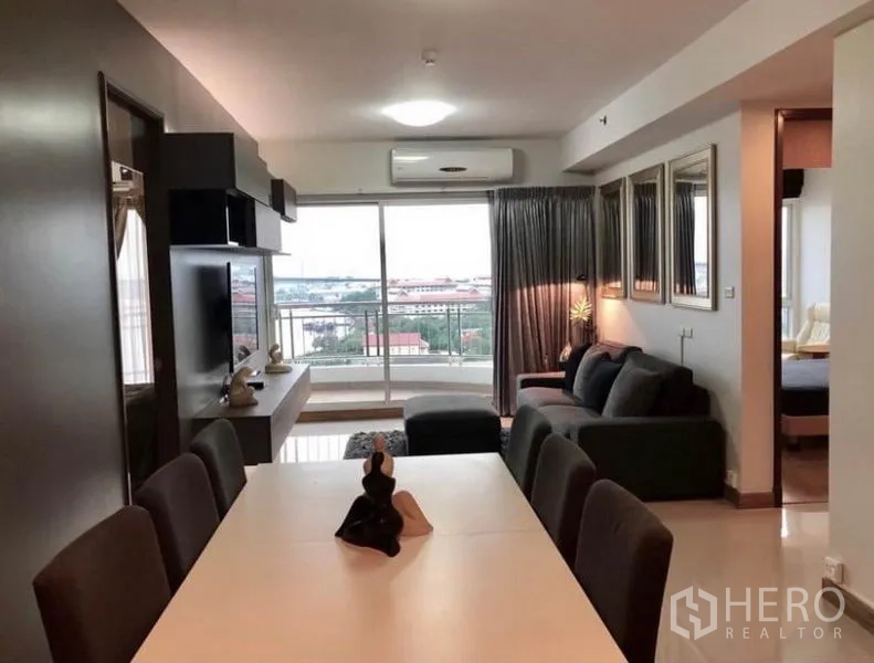 คอนโด ให้เช่าในBangkok - โต๊ะทานอาหารสำหรับสี่ที่นั่งติดกับห้องนั่งเล่น มีหน้าต่างบานใหญ่และระเบียงชมสกายไลน์