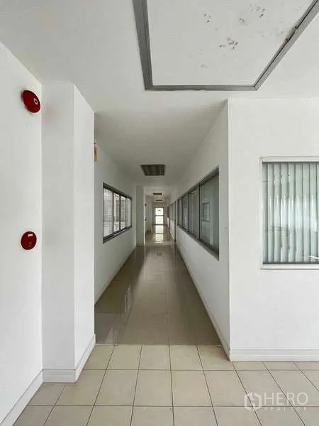 货栈 出租在Lat Krabang, Bangkok - 园区内两层办公楼正立面，前方宽阔硬质场地。