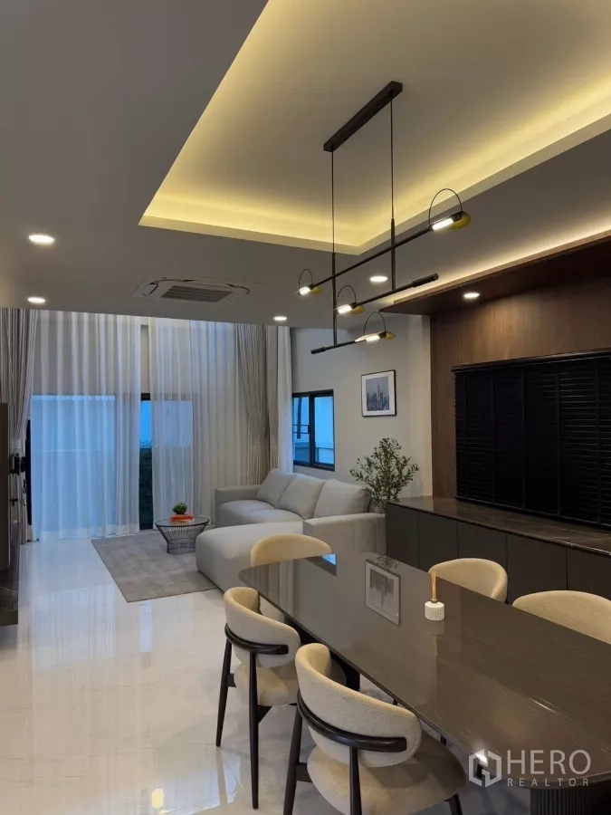 独立式住宅 出租在Bang Phli, Samut Prakan - 宽敞起居与餐饮区，亮面地坪与高窗