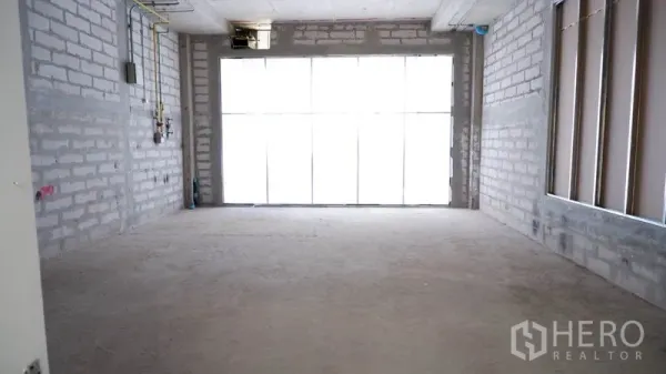 Retail Space for rent in Khlong Toei, Bangkok - Unfitted retail shell with floor-to-ceiling glazed frontage and exposed services in Khlong Toei.