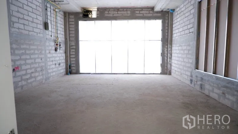Retail Space for rent in Khlong Toei, Bangkok - Unfitted retail shell with floor-to-ceiling glazed frontage and exposed services in Khlong Toei.