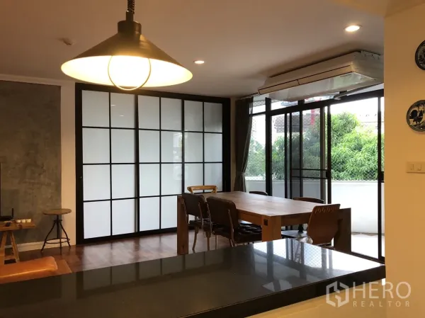 คอนโด ให้เช่าในWatthana, Bangkok - มุมทานอาหารติดหน้าต่างใหญ่และประตูบานสไลด์กระจกฝ้า มองเห็นระเบียงเขียวขจี