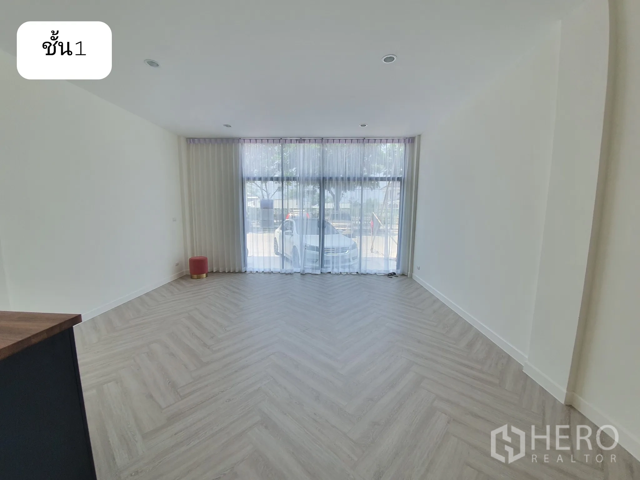 带办公室的家 出租或出售在Prawet, Bangkok - 一层前厅，整面落地窗与纱帘，鱼骨拼地板。