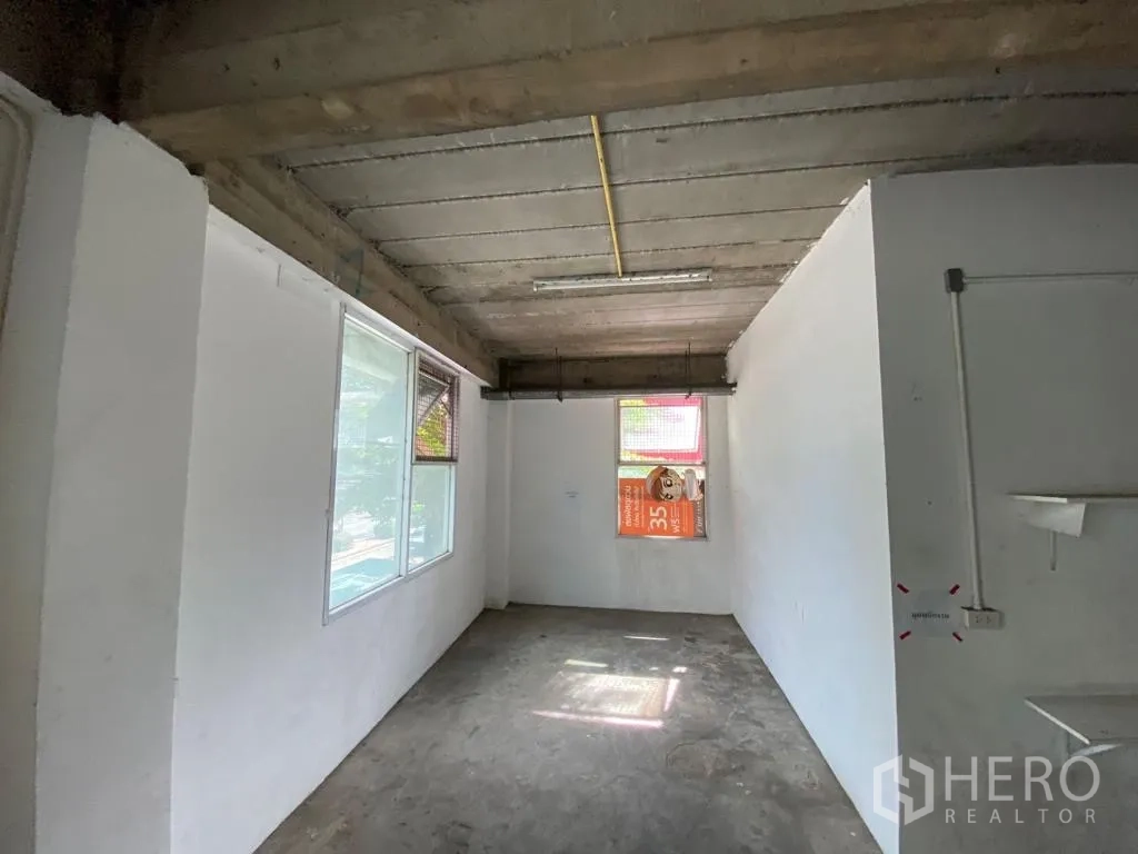 Retail Space for rent in Khlong Toei, Bangkok - Small partitioned room with two windows providing natural light.