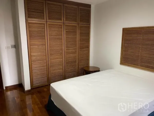 公寓 出租在Pathum Wan, Bangkok - 舒适卧室，实木地板，整面百叶木质衣柜。