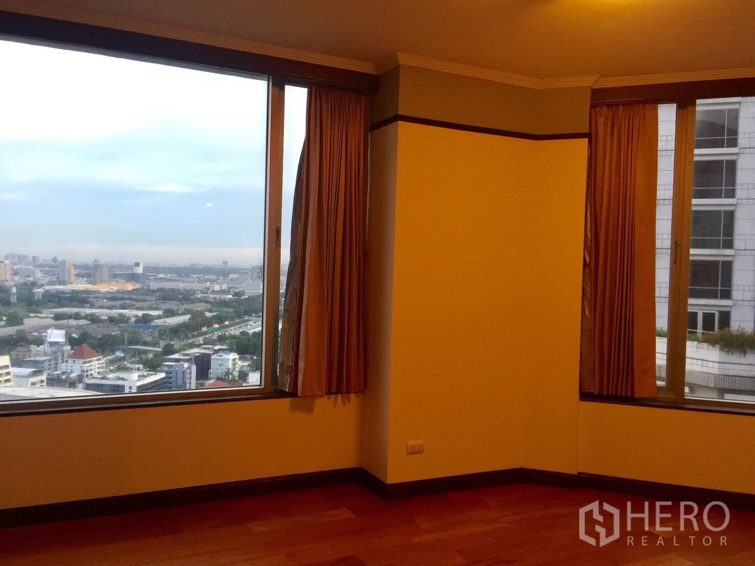 คอนโด ให้เช่าในPathum Wan, Bangkok - ห้องมุมพร้อมกระจกบานใหญ่ มองเห็นวิวเมืองกรุงเทพฯ ชัดเจน