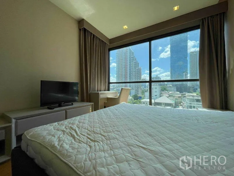 公寓 出租在Bang Rak, Bangkok - 明亮次卧，落地窗享受全景天际线