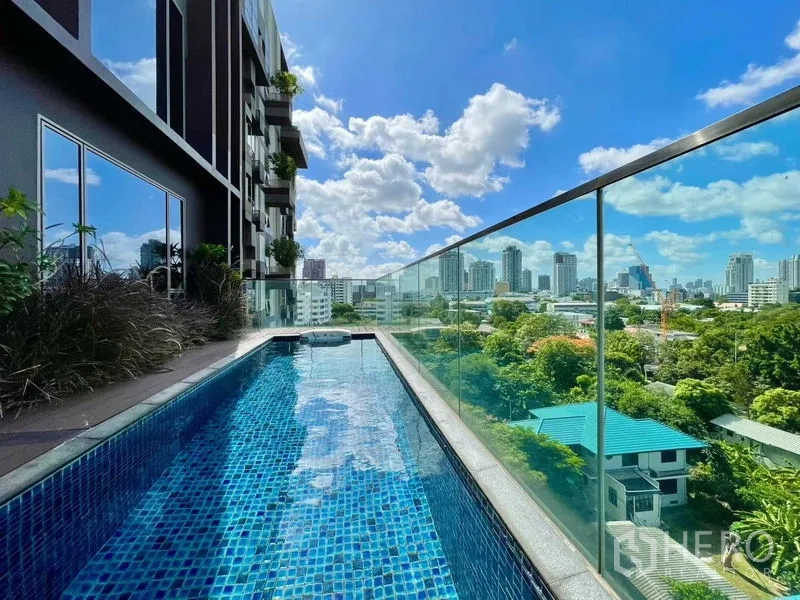 คอนโด ขายในKhlong Toei, Bangkok - สระว่ายน้ำส่วนตัวบนระเบียง ราวกระจก มุมมองสกายไลน์กรุงเทพฯ