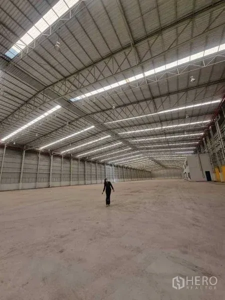 工厂 出租在Bang Pakong, Chachoengsao - 宽阔厂房内部，高架钢结构屋顶与采光带，无遮挡的大开间混凝土地面