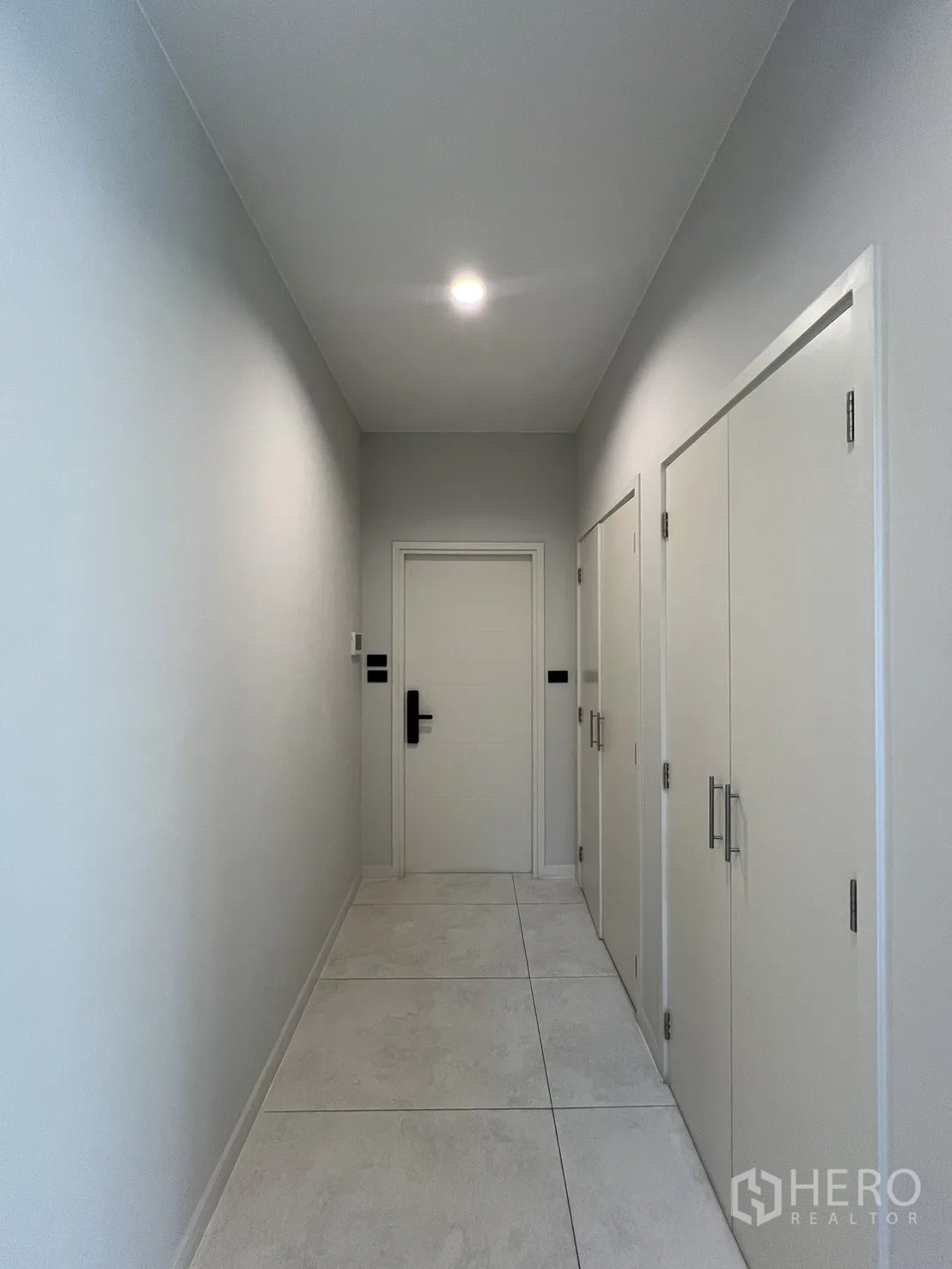 Detached House for rent in Bang Phli, Samut Prakan - Hallway with storage closets leading to the entrance door.