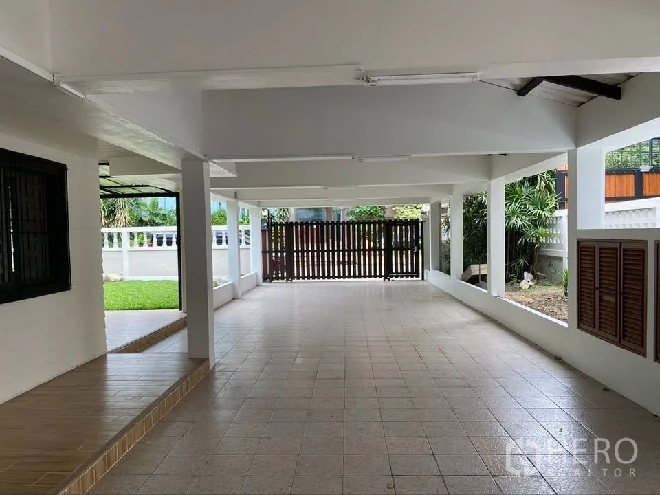 Detached House for rent in Suan Luang, Bangkok - Covered carport leading to the front gate and small garden.