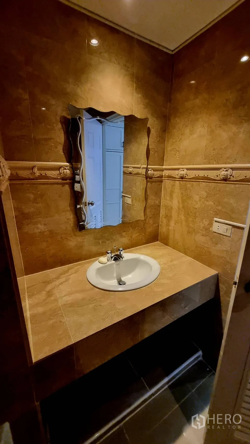 Condominium for rent in Watthana, Bangkok - Maid’s room with single bed and access to ensuite shower.