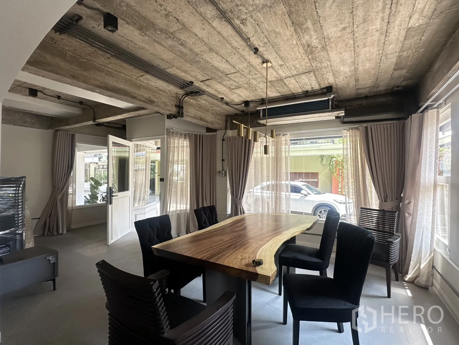 พื้นที่ขายของ for rent in Watthana, Bangkok - โซนรับประทานอาหารหรือประชุมสว่างไสวพร้อมโคมไฟและหน้าต่างรอบด้าน.