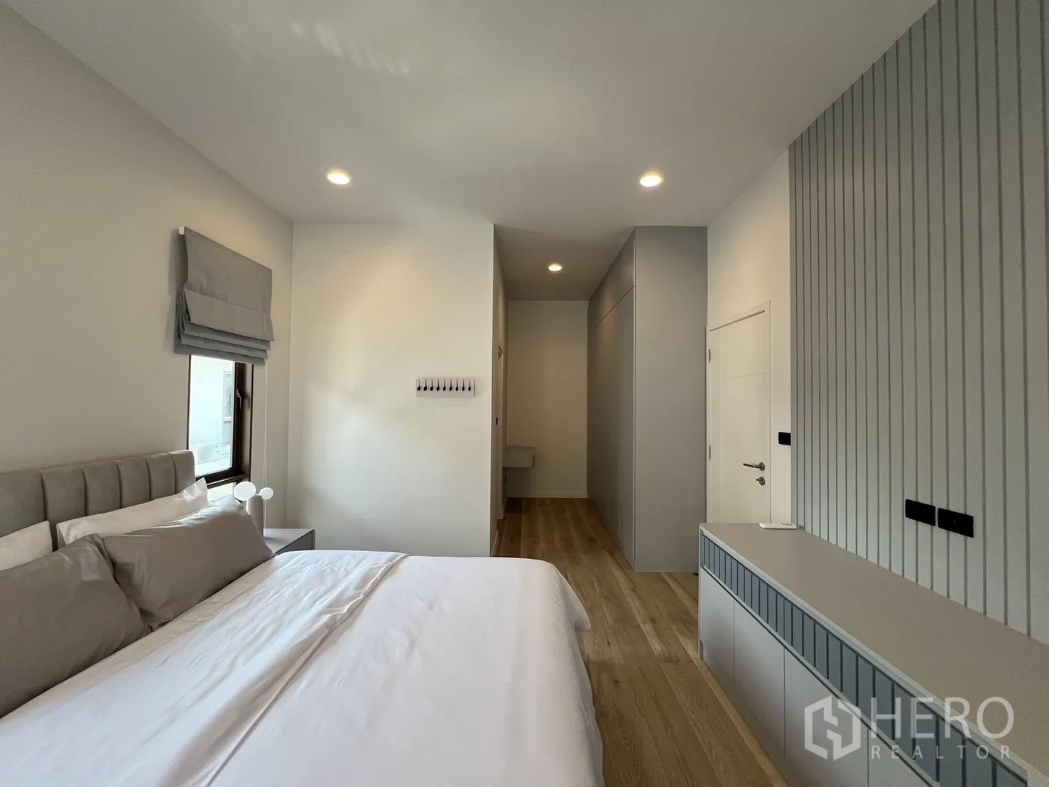 独立式住宅 出租或出售在Bang Kapi, Bangkok - 浴室，玻璃淋浴间、石材墙砖与高窗。