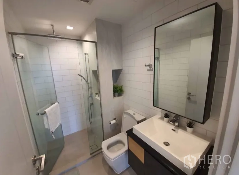 คอนโด for rent in Chatuchak, Bangkok - ห้องน้ำโมเดิร์นมีตู้กระจกอาบน้ำเรนชาวเวอร์ อ่างล้างหน้า และโถสุขภัณฑ์