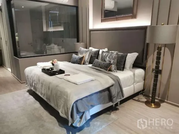 公寓 出租或出售在Watthana, Bangkok - 主卧配特大床，玻璃墙连接套内卫浴