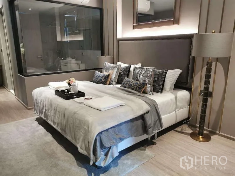 公寓 出租或出售在Watthana, Bangkok - 主卧配特大床，玻璃墙连接套内卫浴