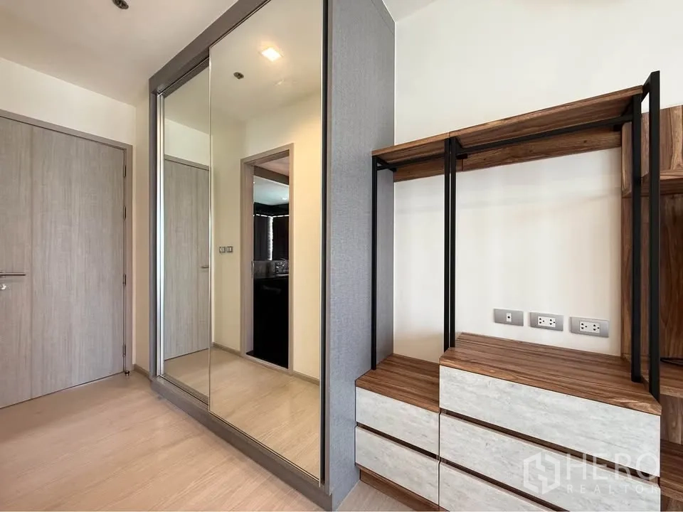 公寓 for rent in Khlong Toei, Bangkok - 入口区设镜面衣柜与木金属开放式置物架。