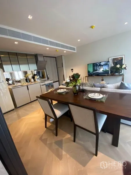 公寓 出租在Watthana, Bangkok - 曼谷Ekkamai公寓的开放式餐客厅，现代厨房与木地板。